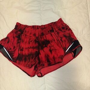Lululemon size 6 red tie-dye Hotty Hot Low-Rise Lined Short 2.5"